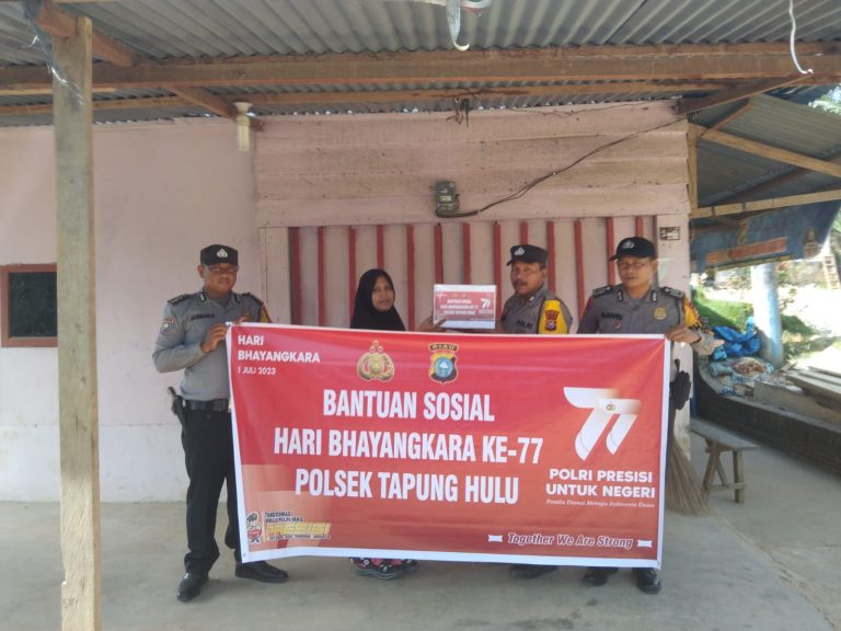 Bansos HUT Bhayangkara Ke-77, Polsek Tapung Hulu Berikan Paket Sembako Kepada Warga Desa Sumber Sari